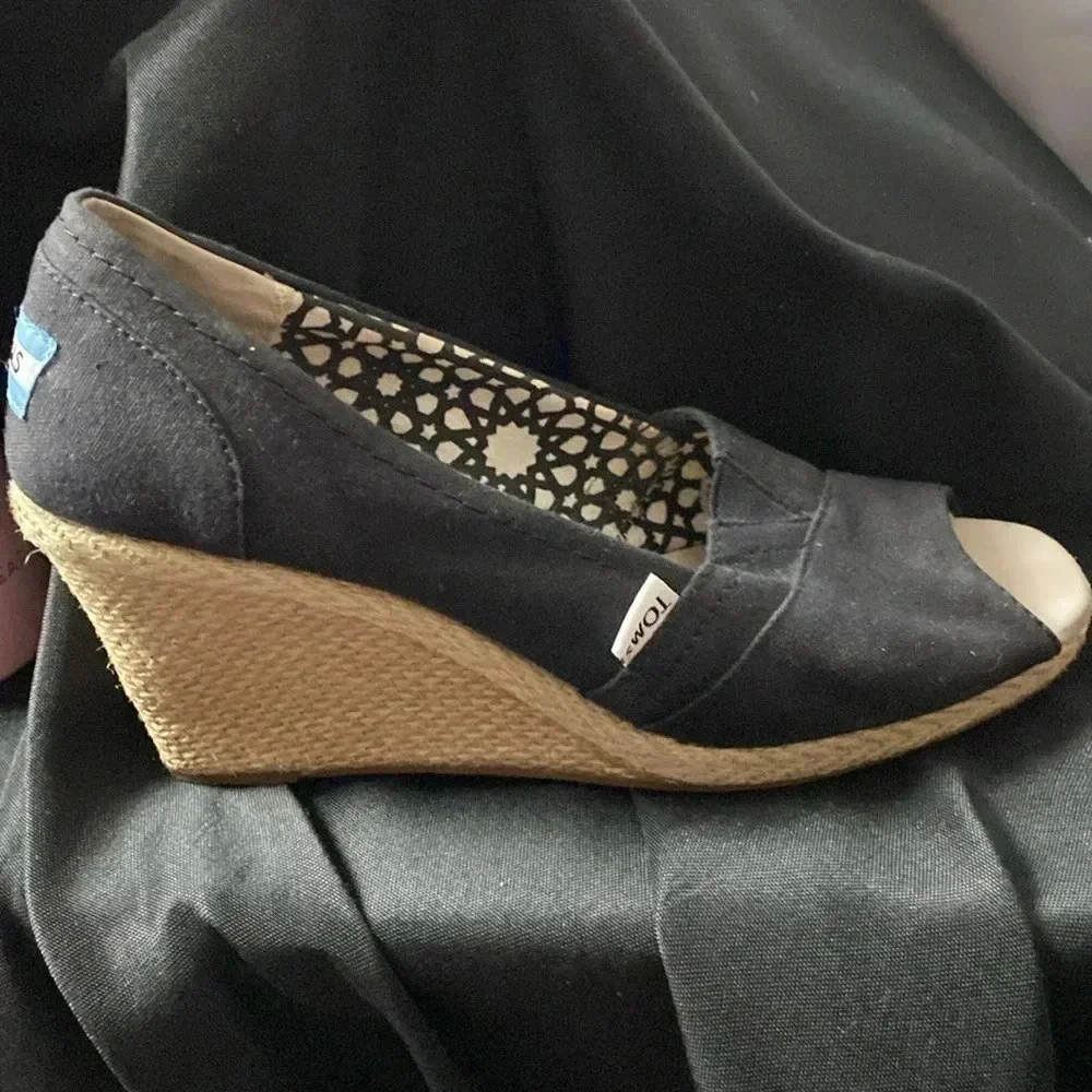 TOMS WO SIZE‎ 9 BLACK OPEN TOE ESPADRILLE WEDGE HEEL SHOES GOOD CLEAN CONDITION